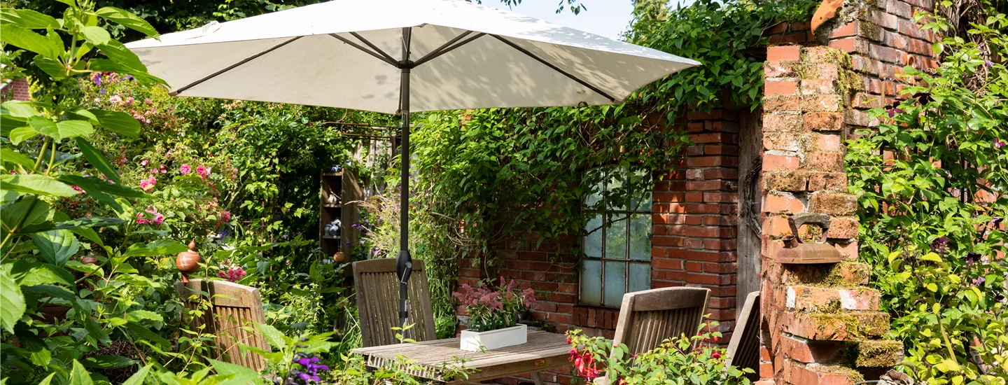 Terrasse mit Sonnenschirm